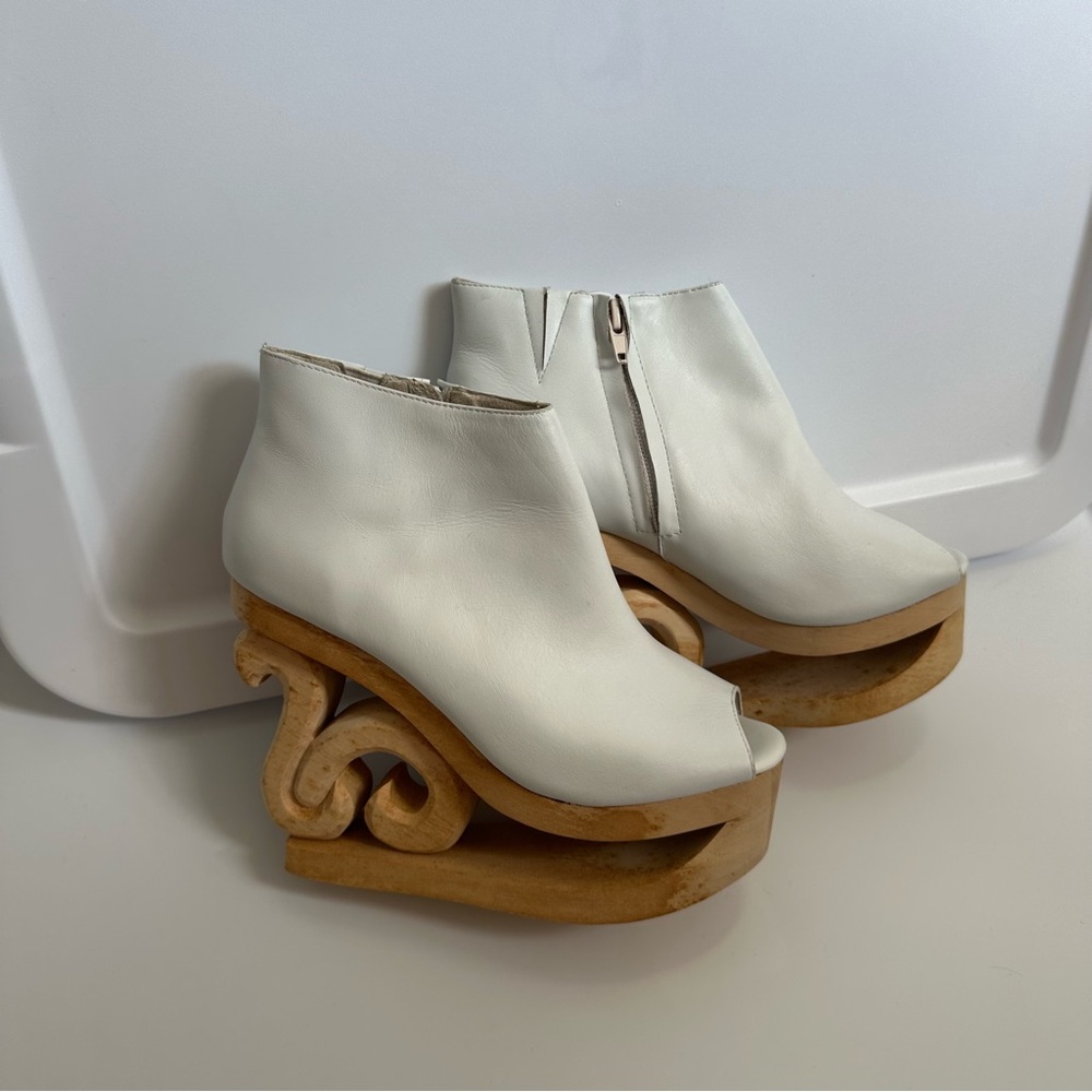 SOLD Jeffrey Campbell Skate white peep toe wedge heels size 7